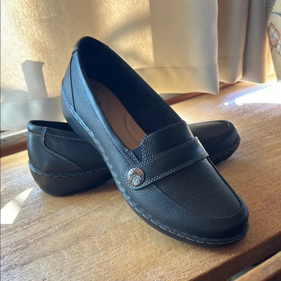 Clarks Black Leather Penny Loafers Flats - Picture 4 of 5